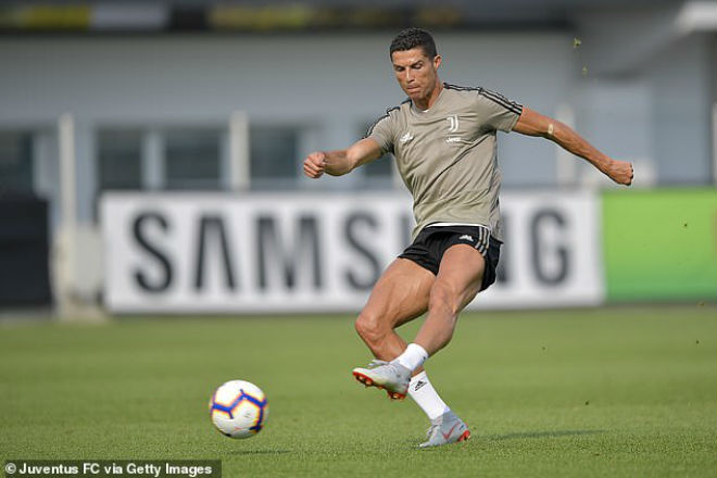 Ronaldo practices 'Tomahawk' completely erased, provoked by beautiful women - 1