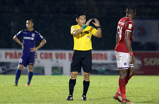 Trọng tài quên rút thẻ đỏ, hủy bàn thắng bù giờ: Hy hữu nhất lịch sử V-League - 1