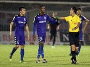 Bóng đá - &quot;Trò cười&quot; V-League: Trọng tài quên rút thẻ đỏ &amp; bẻ còi từ chối bàn thắng