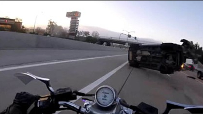 Video: Khoảnh khắc biker bị SUV &#34;bay&#34; tông trúng, thoát chết trong tích tắc - 1