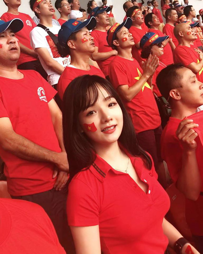 Phan Thủy Tiên (21 tuổi) được xem là fan girl Việt nổi bật nhất mùa ASIAD 2018. Cô nàng lặn lội sang tận Indonesia để cổ vũ cho Olympic Việt Nam. 