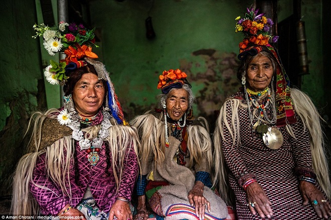 Cận cảnh cuộc sống của bộ lạc Himalaya có tập tục đổi vợ tự do - 1