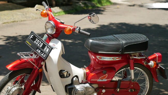 Không chỉ ở Việt Nam, Honda Cub dĩ nhiên phổ biến ở nhiều nước trong khu vực Đông Nam Á. Rất nhiều người vẫn sưu tầm, phục chế mẫu xe này. Mới đây, dân chơi xe ở Indonesia đã phục chế chiếc Honda C70 đời 1978 bằng việc thay bộ chế hòa khí MK1 sang MK2 cùng tạo ra nước sơn màu đỏ Candy và một số chi tiết điện và phụ tùng.