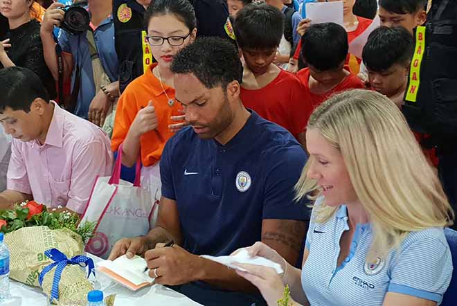 Bất ngờ sao Man City Lescott xỏ giày thi đấu ở Hà Nội - 5