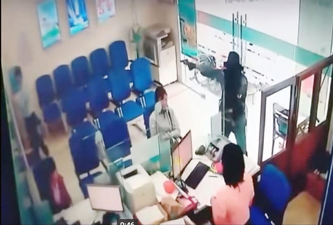Cướp táo tợn tại ngân hàng ở Tiền Giang: Gần 1 tỷ đồng bị mất - 1