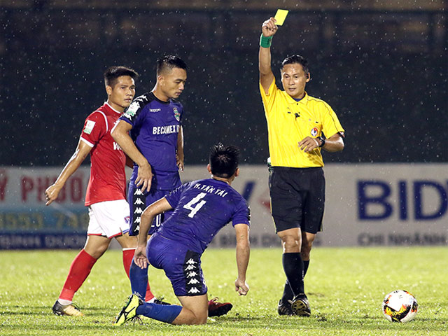 Trọng tài ”quên” rút thẻ đỏ ở V-League bị treo còi vô thời hạn