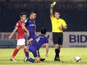 Bóng đá - Trọng tài &quot;quên&quot; rút thẻ đỏ ở V-League bị treo còi vô thời hạn