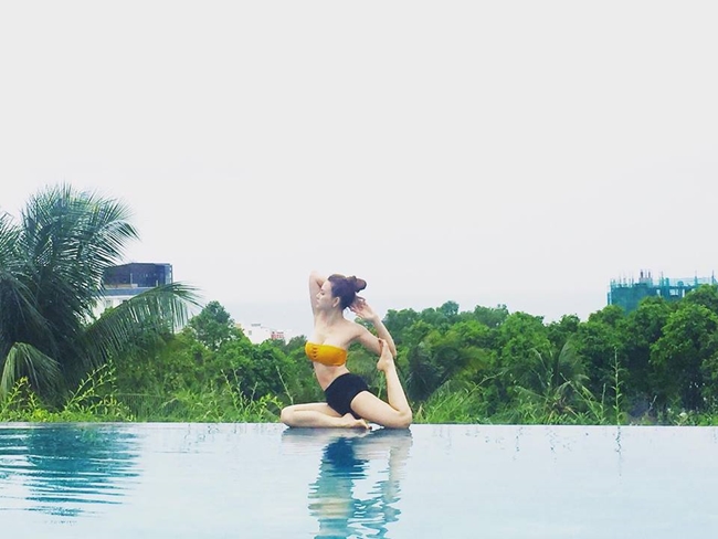 Thu Thủy diện bikini, tập yoga nhằm lấy lại thăng bằng trong cuộc sống trong chuyến du lịch gần đây.