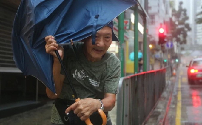 Siêu bão Mangkhut áp sát, toàn bộ Hồng Kông tê liệt - 2