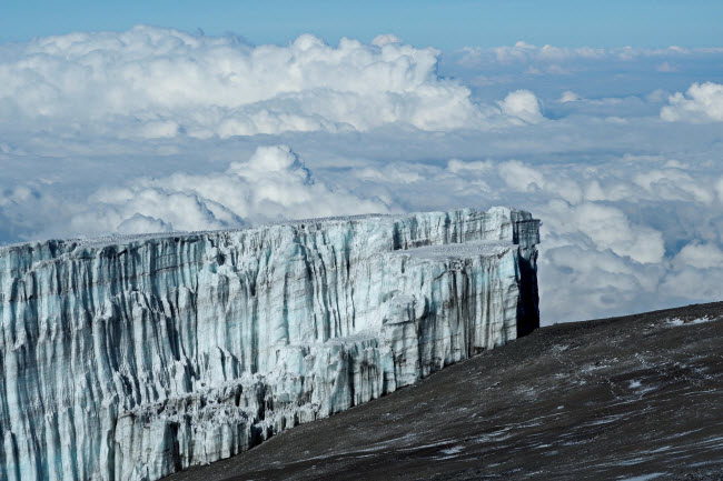 Sông băng từng phủ kín đỉnh núi Kilimanjaro ở châu Phi. Nhưng lớp băng này đang tan chảy với tốc độ rất nhanh do tình trạng ấm lên toàn cầu.