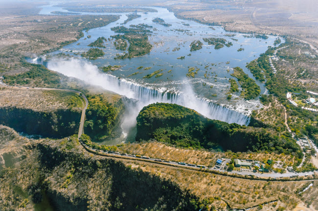 Thác Victoria, nằm giữa biên giới Zambia và Zimbabwe, được UNESCO công nhận là di sản thế giới. Nó cũng là thác nước rộng nhất thế giới.