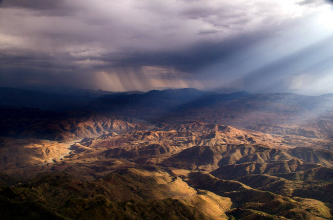 Những tia nắng xuyên qua màn mây, chiếu xuống vùng Amhara ở miền bắc Ethiopia.