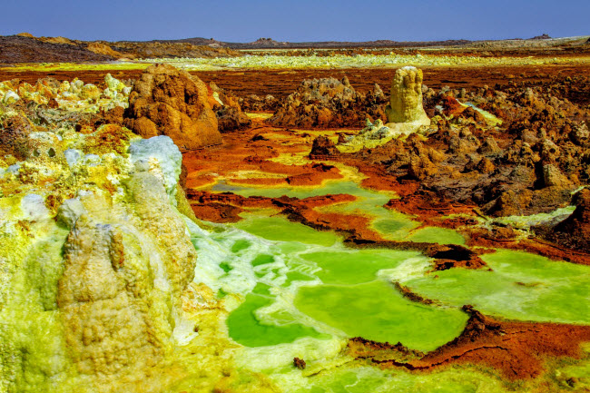 Nằm ở Afar, Ethiopia, vùng lõm Danakil là nơi nóng nhất và khô nhất trên hành tinh của chúng ta.