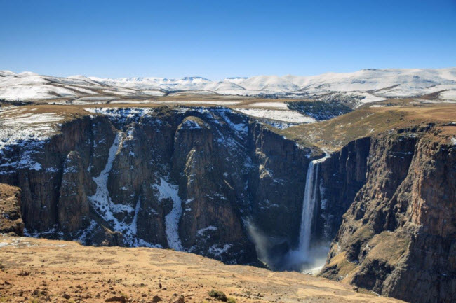 Thác Maletsunyane bắt nguồn từ những ngọn núi phủ đầy tuyết ở Lesotho, Nam Phi.