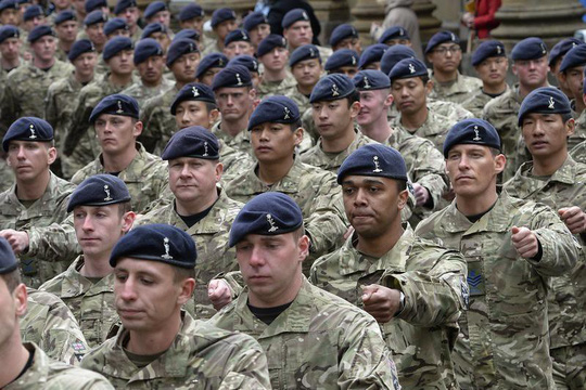 Bộ Quốc phòng Anh bị lộ hóa đơn sốc chi cho binh sỹ sửa ngực - 1