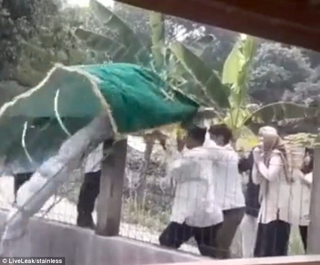 Indonesia: Khiêng người chết trên đường, gió mạnh thổi bạt xuống hồ - 1