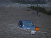 Thế giới - Bão Mangkhut xô nghiêng nhà cửa, người già ở Hồng Kông quyết không sơ tán