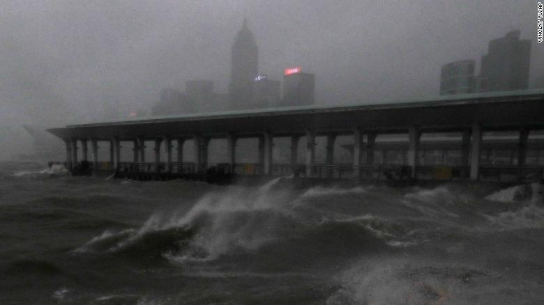 Sốc với sức tàn phá kinh hoàng của Mangkhut ở Hong Kong, Phillipines - 7