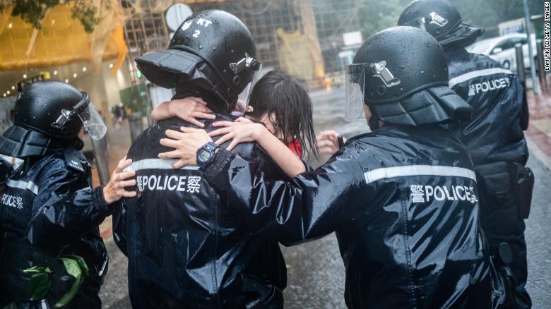 Sốc với sức tàn phá kinh hoàng của Mangkhut ở Hong Kong, Phillipines - 3