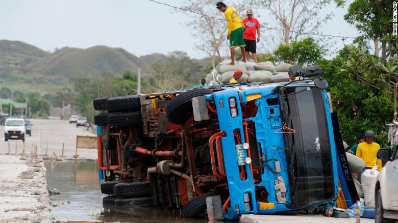 Sốc với sức tàn phá kinh hoàng của Mangkhut ở Hong Kong, Phillipines - 11