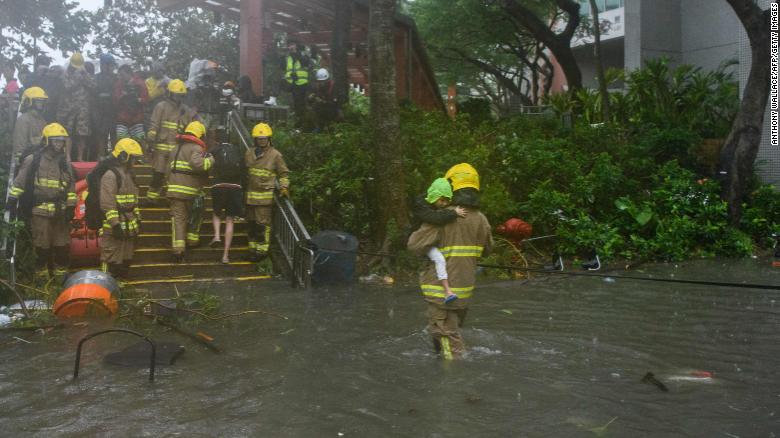 Sốc với sức tàn phá kinh hoàng của Mangkhut ở Hong Kong, Phillipines - 14