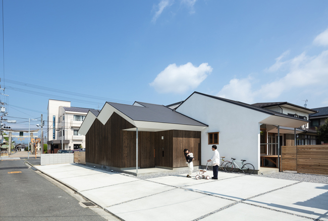 Ngôi nhà Nhật Bản này nằm trên một con phố mang đậm nét truyền thống. Ở cuối con đường là một ngôi đền Shinto. Đối với dự án khu dân cư này, ngôi nhà thể hiện sự hài hòa giữa nét hiện đại và tìm về cội nguồn truyền thống.