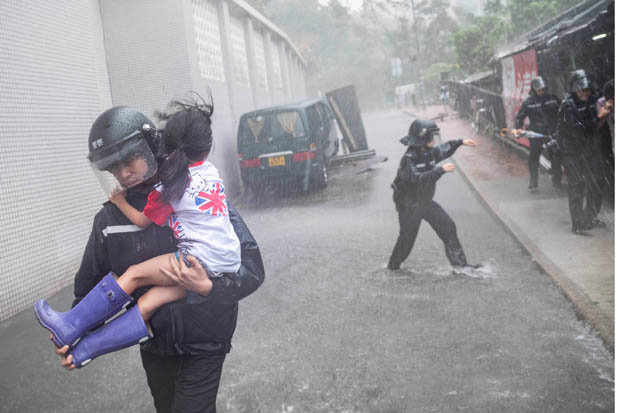 Video: Hai cha con bị siêu bão Mangkhut quật ngã, thổi bay ở Hong Kong - 1