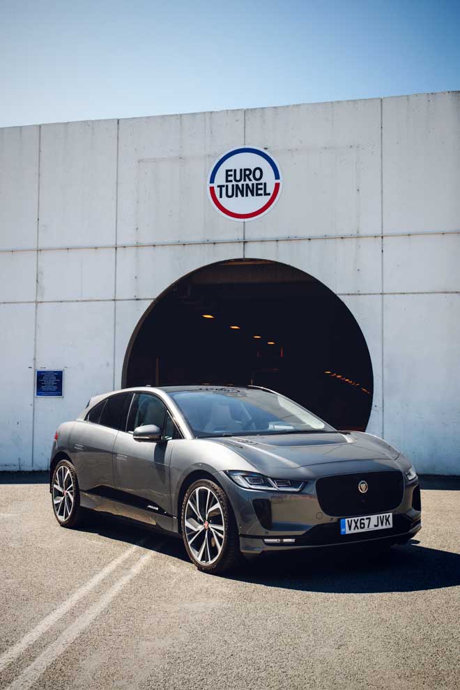 Với một lần sạc, xe điện Jaguar I-Pace có thể chạy được tới 369 km - 4