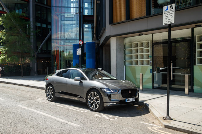 Với một lần sạc, xe điện Jaguar I-Pace có thể chạy được tới 369 km - 5