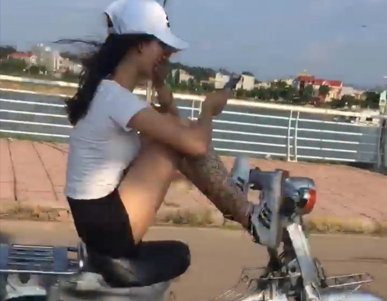 Cô gái dùng chân điều khiển xe máy là một nữ sinh THPT - 1