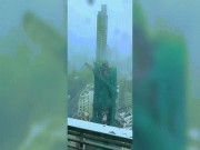 Thế giới - Video siêu bão Mangkhut quật gãy thang máy 22 tầng ở Hồng Kông