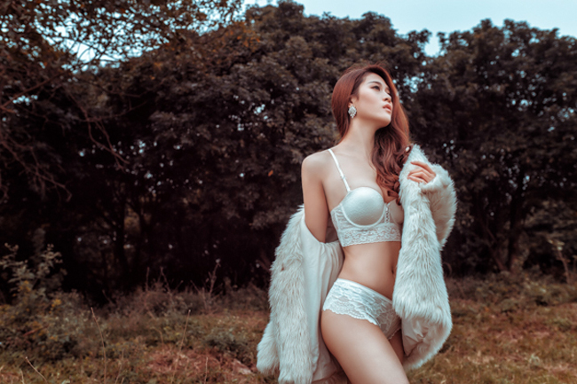 Là người mẫu ảnh nên Cẩm Nhung có lợi thế khi diện những trang phục sexy.