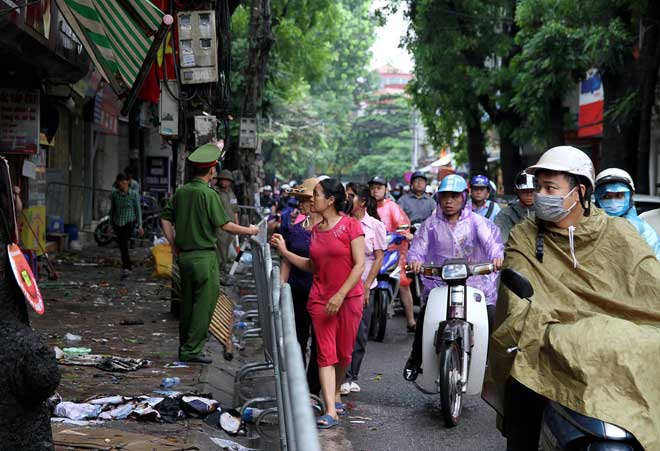 10 căn nhà chìm trong biển lửa ở Hà Nội: Bất lực nhìn giấy tờ, tài sản bị thiêu rụi - 1