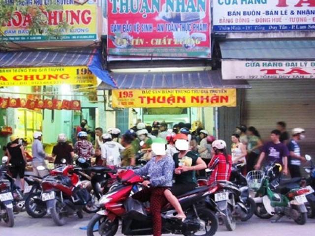 Cùng con đi mua bánh trung thu, bất ngờ bị côn đồ bịt mặt chém hàng chục nhát