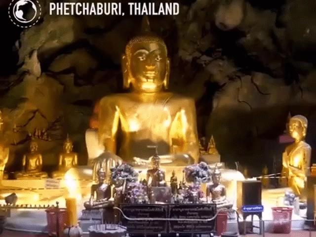 Ngôi chùa nằm sâu dưới lòng đất nhưng luôn tràn ngập ánh nắng ở Thái Lan