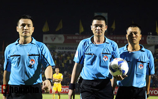 V-League &#34;dậy sóng&#34; vì trọng tài: Lại nhờ &#34;người phán xử&#34; ngoại? - 2