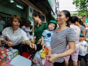 Tin tức trong ngày - Vụ cháy 19 căn nhà tại Hà Nội: Người dân thẫn thờ nhận đồ cứu trợ