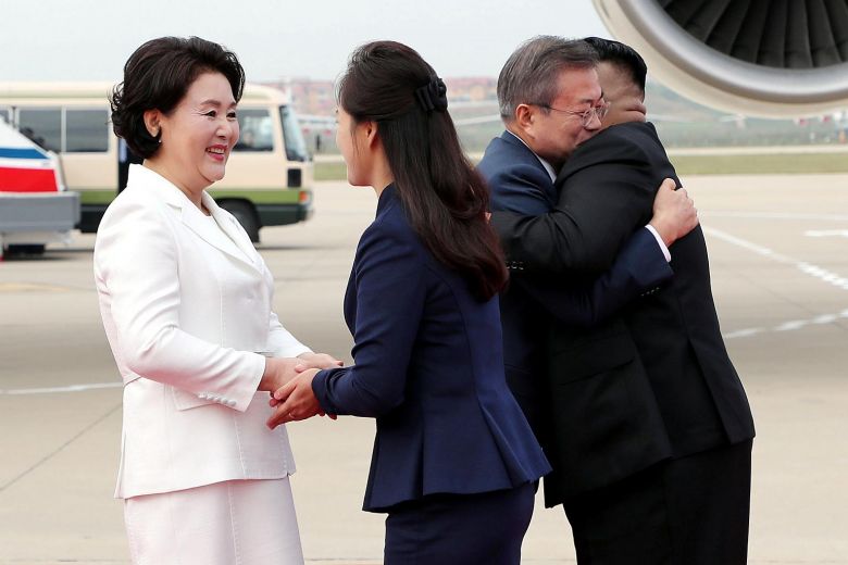 Phản ứng bất ngờ của dân HQ khi thấy Kim Jong-un ôm Moon Jae-in - 2