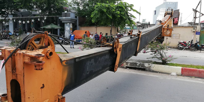 Khối thép khổng lồ từ “trên trời” đổ ập xuống đại lộ, người đi đường “rụng rời” - 1