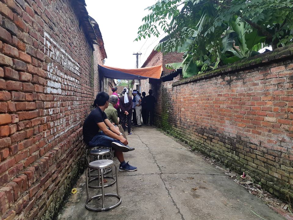 Nghịch tử giết mẹ ruột, chém vợ rồi đâm dao vào bụng tự sát - 1