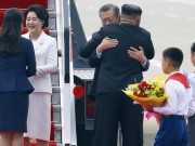 Thế giới - Phản ứng bất ngờ của dân HQ khi thấy Kim Jong-un ôm Moon Jae-in