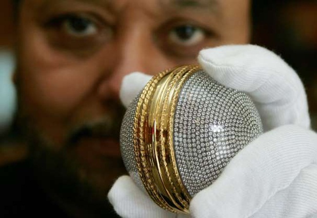 Quả bóng chày làm từ kim cương và vàng do một cửa hàng trang sức ở Melbourne, Australia chế tác. Quả bóng được đính 2.704 viên kim cương và dát vàng 18 karat. 