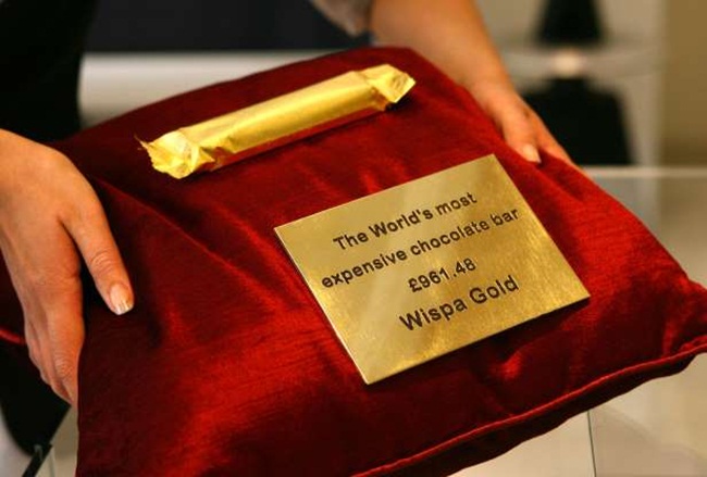 Một trong những loại chocolate có giá đắt nhất thế giới là Wispa Gold. Loại chocolate này được phủ ngoài là vàng lá nguyên chất và bên trong là lớp vàng lá ăn được.