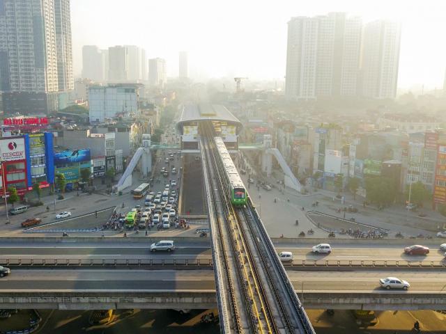 Flycam: Ngắm tàu Cát Linh- Hà Đông chạy băng băng qua phố phường Hà Nội
