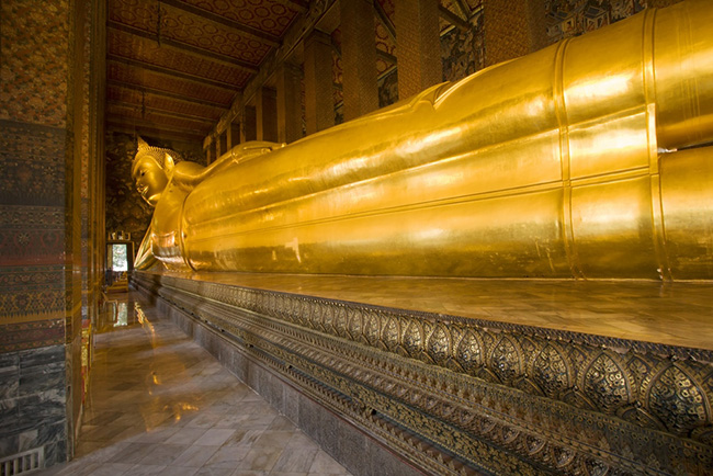 Tham quan pho tượng phật nằm nghiêng lớn nhất thế giới: Đây là một chuyến viếng thăm hoàn hảo cho các du khách nào đến Bangkok. Tượng Phật nằm ở độ cao 15 m và dài 46m. Toàn bộ bức tượng được phủ bằng lá vàng trông rất đẹp .