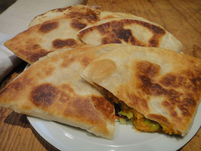 Bánh mì truyền thống Bolani, Afghanistan: Bánh được nướng trong lò có tên gọi là Tandoor.  Bánh mì Bolani có lớp vỏ rất mỏng và có thể được nhồi với nhiều thành phần khác nhau như khoai tây, rau bina, đậu lăng, bí ngô hoặc tỏi tây