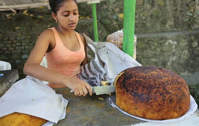 Bánh mì Cộng hòa Dominica: 10 kg bánh mì ngô nặng từ các khu vực miền núi của Cộng hòa Dominica. Lấn chiếm với các bộ phận nhỏ được bán theo trọng lượng.