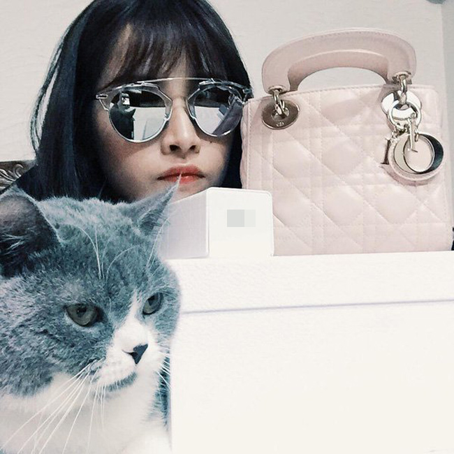 Chi Pu không ngại khoe những món quà sinh nhật mà cô nàng tự tặng cho chính mình, bao gồm chiếc kính So Real và túi Lady Dior. Riêng hai món đồ này đã có tổng trị giá lên đến hơn 100 triệu đồng.