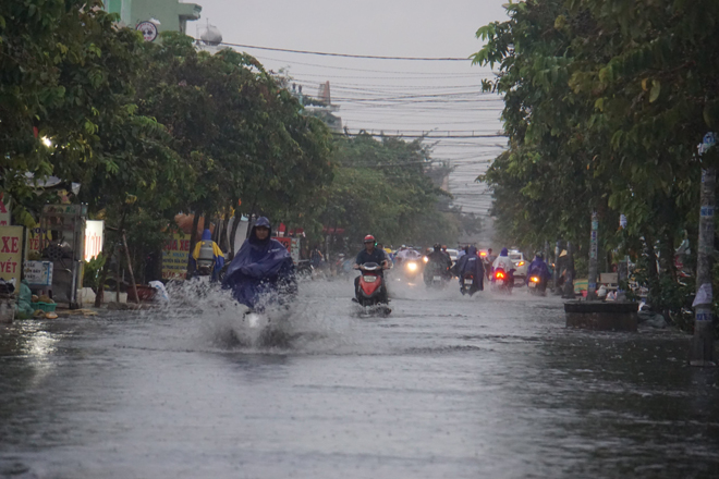 Người Sài Gòn rẽ sóng về nhà sau cơn mưa “chớp mắt” - 1