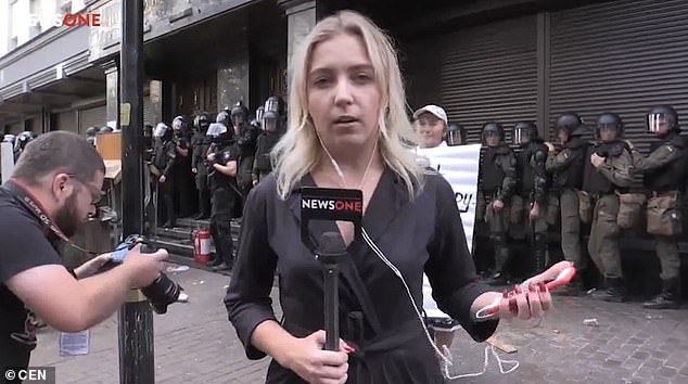 Nữ phóng viên &#34;thân Nga&#34; bị ném trứng, đánh vào mặt trên sóng TV Ukraine - 1